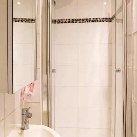 2 Spacious In The 18th Apartamento